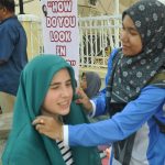 Kalangan wanita pelancong asing tertarik, terpesona serta selesa mencuba pertama kali pemakaian hijab