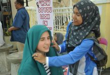 Kalangan wanita pelancong asing tertarik, terpesona serta selesa mencuba pertama kali pemakaian hijab