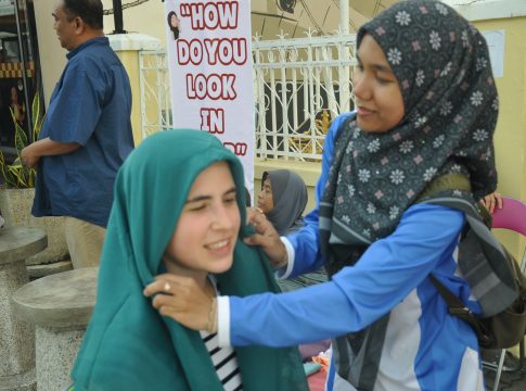 Kalangan wanita pelancong asing tertarik, terpesona serta selesa mencuba pertama kali pemakaian hijab