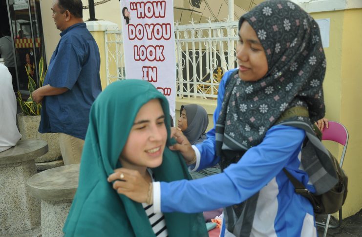 Kalangan wanita pelancong asing tertarik, terpesona serta selesa mencuba pertama kali pemakaian hijab