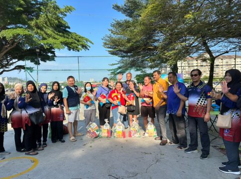 Kalangan penduduk berpendapatan rendah Pangsapuri Puchong Permai terima sumbangan barangan keperluan asas
