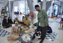 Masjid Imam Ash-Shafie KotaSAS santuni 40 orang pekak, sampaikan duit raya untuk kanak-kanak