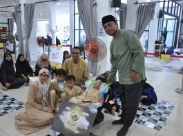 Masjid Imam Ash-Shafie KotaSAS santuni 40 orang pekak, sampaikan duit raya untuk kanak-kanak