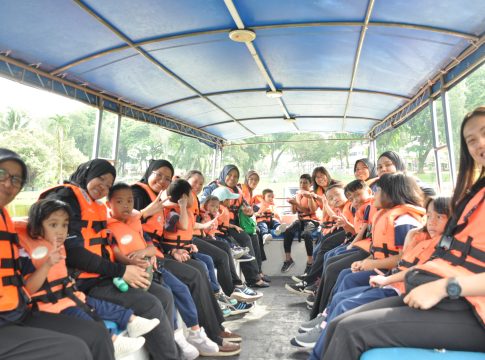 Kanak-kanak pekak Istika Jaya bersantai di Tasik Shah Alam