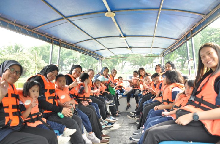 Kanak-kanak pekak Istika Jaya bersantai di Tasik Shah Alam