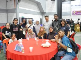 Pelbagai kaum berpendapatan rendah termasuk komuniti pekak terima bakul makanan dari HANDS